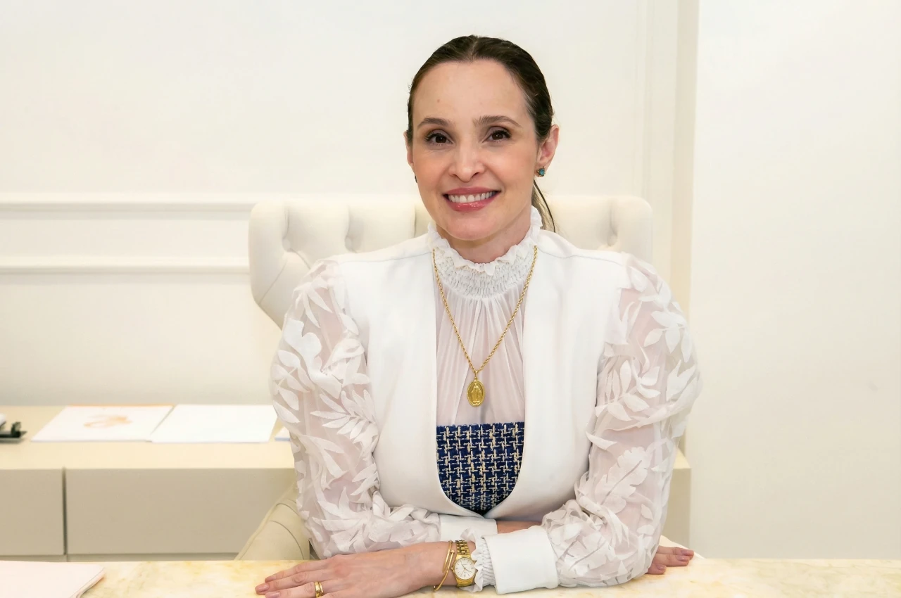 Dra Vivian Galano Preto em seu consultório